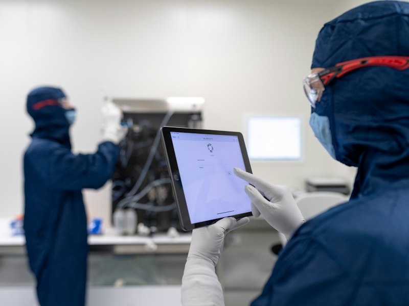 实验室技术人员操作实验仪器